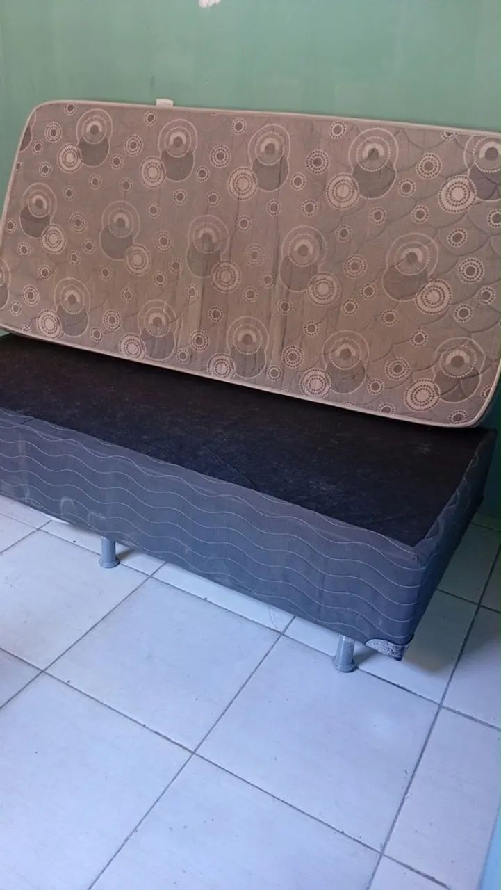 Vendo colchão solteiro e base.