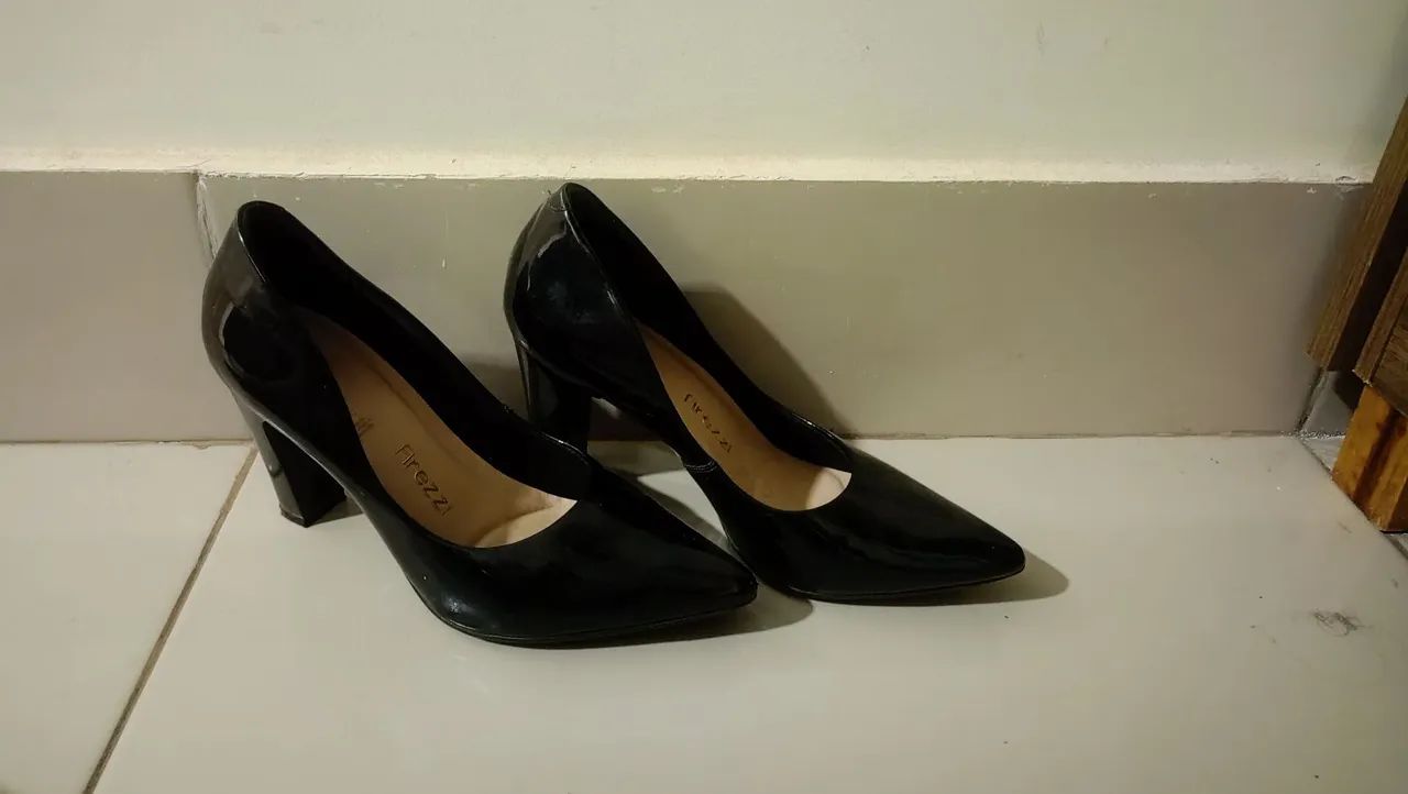 Scarpin em verniz preto 