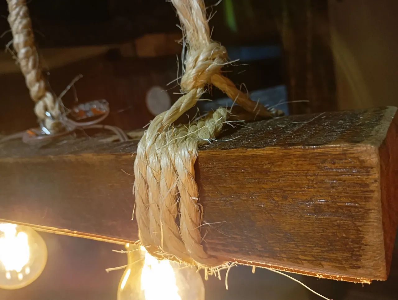LUMINÁRIA RÚSTICA ARTESANAL EM MADEIRA MACIÇA 2 LÂMPADAS - Foto 6