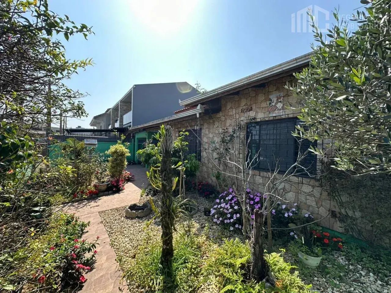 Casa com 3 dormitórios e piscina - Prox. ao Mercado Janaina | Centro - Foto 2