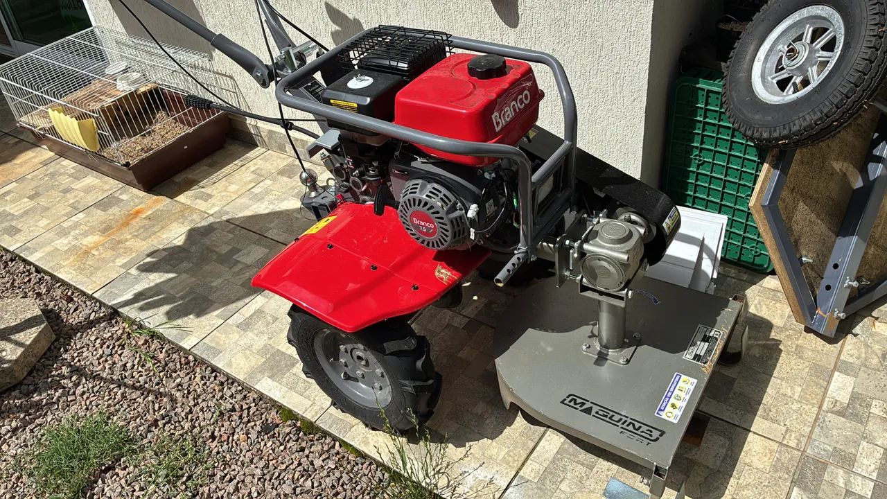 Micro Trator com roçadeira frontal