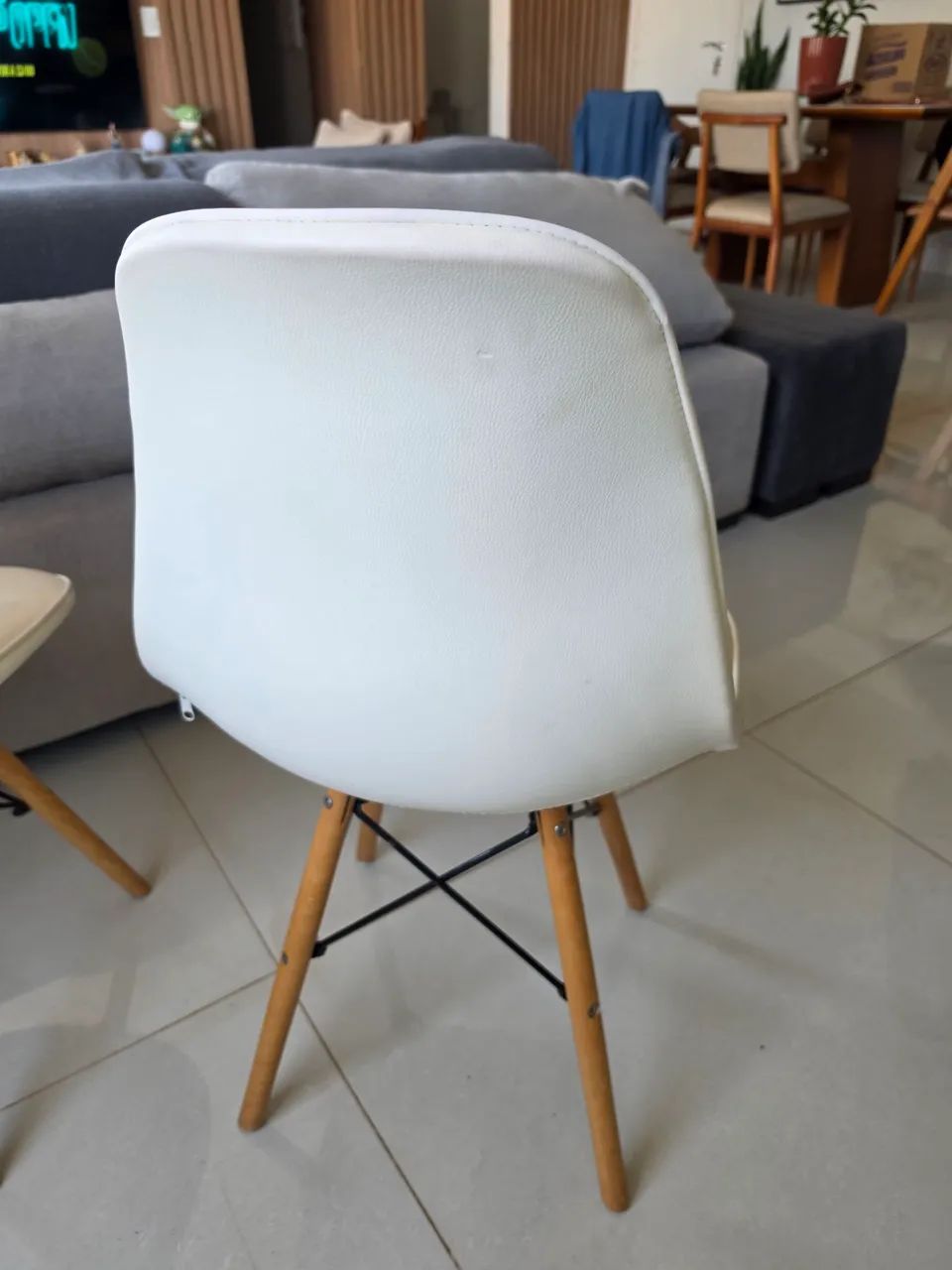Jogo de 6 Cadeiras Eames Courino Branco e Capas - Foto 3