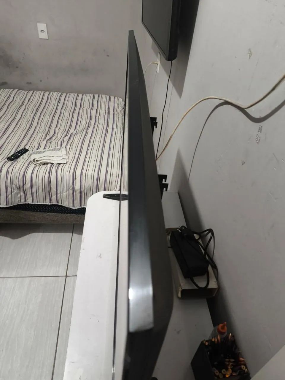 Tv 49 polegadas funcionando porém tem uma lista mas não interfere na imagem! - Foto 3