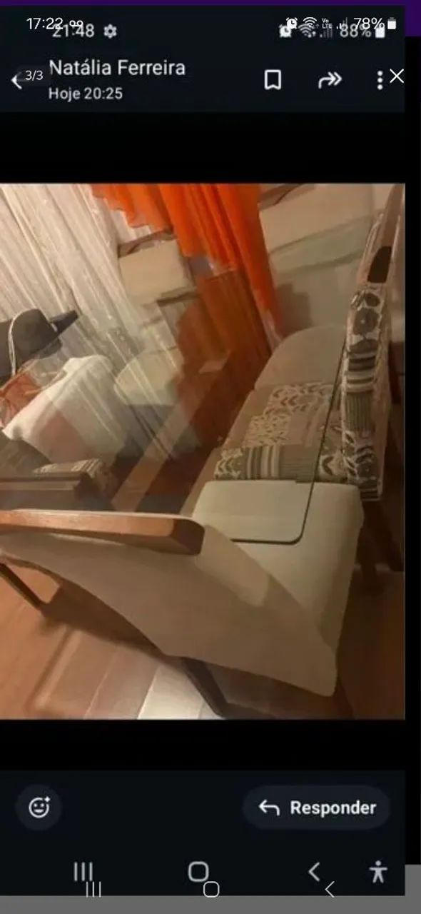 Mesa de jantar com seis cadeiras, tampa de vidro e madeira 