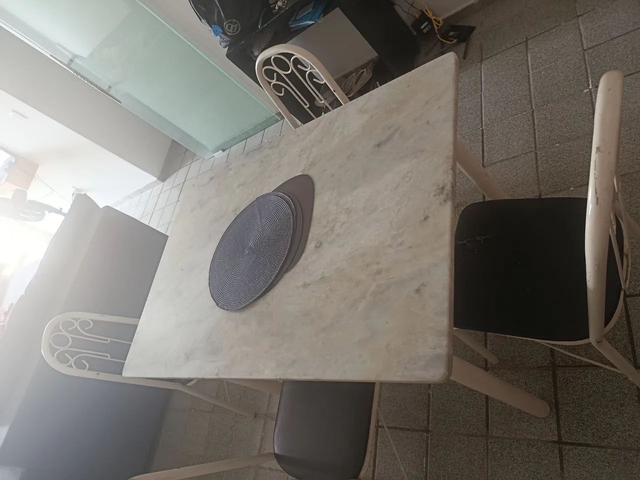 Mesa de ferro com tampo de granito + 4 cadeiras  - Foto 2