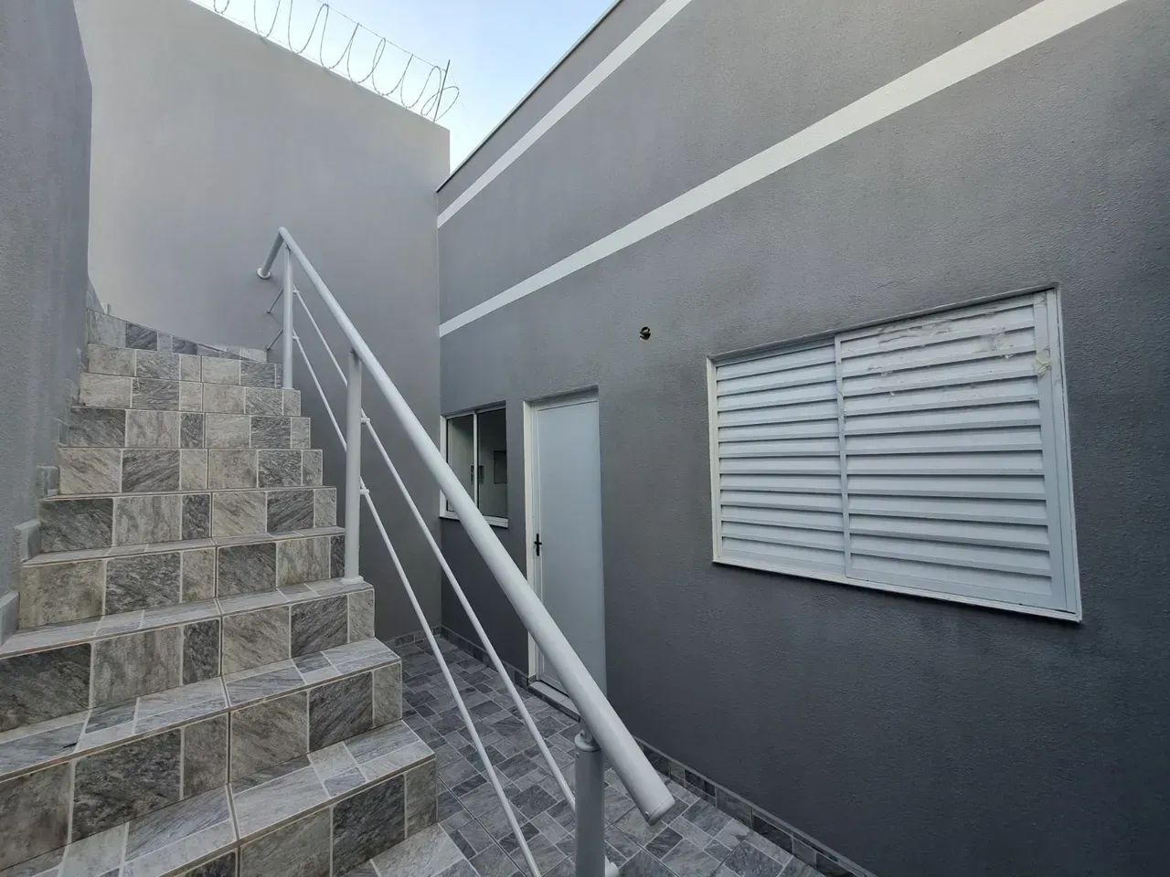 Casa Moderna com Quintal e 2 Vagas de Garagem - Foto 4