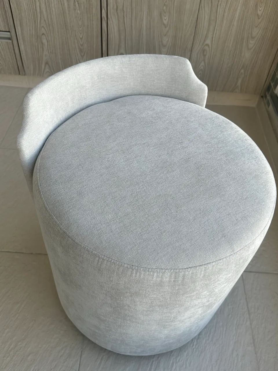 Poltrona/Puff giratória cinza novo perfeito  - Foto 2