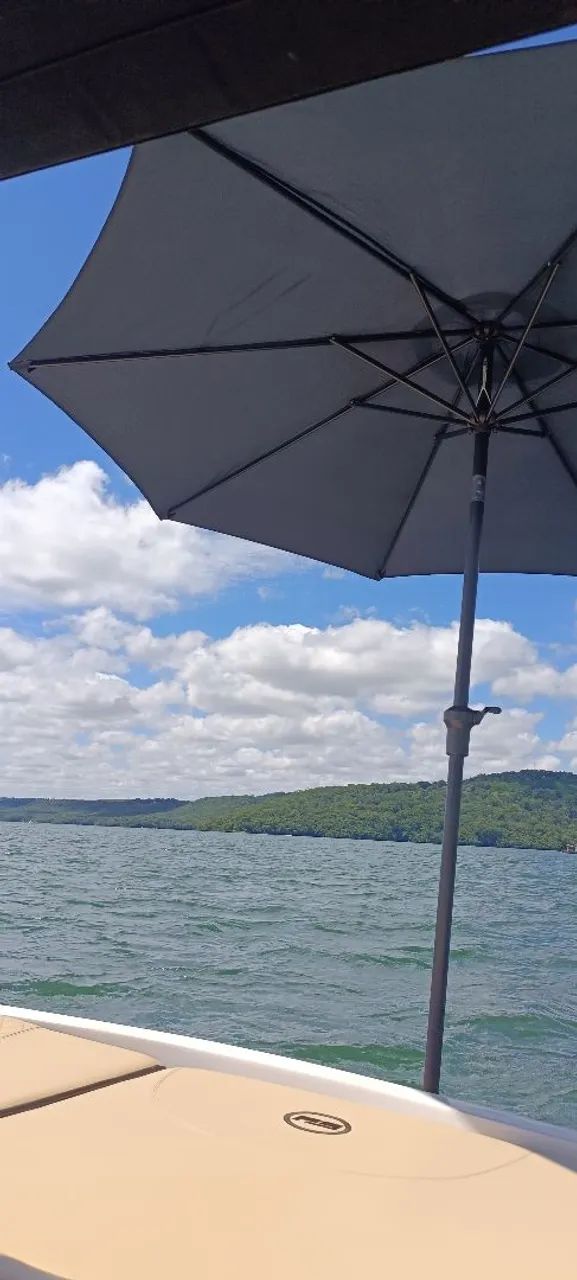 Lancha ano 2017 cabinada 23 pés rabeta bravo3 250 hp - Foto 9