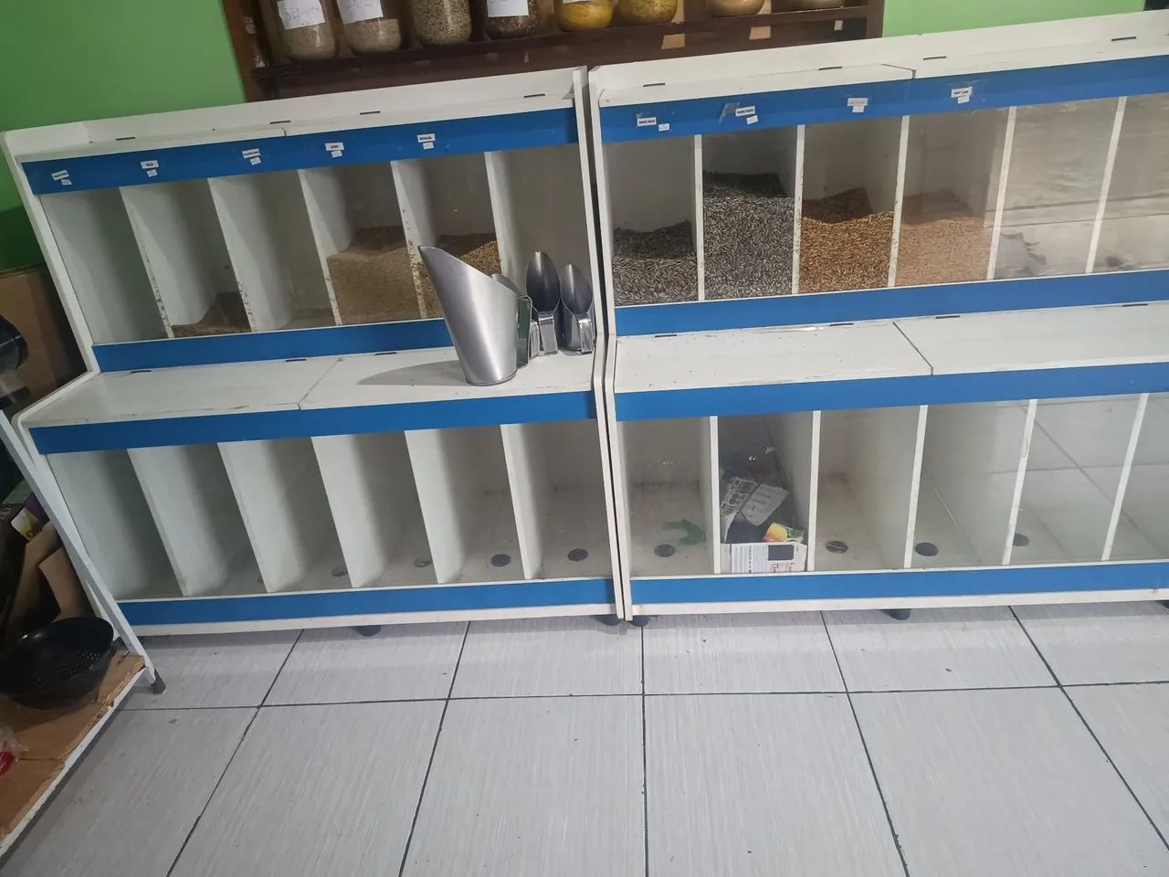 Disponíveis para venda 02 Expositores para Rações. 