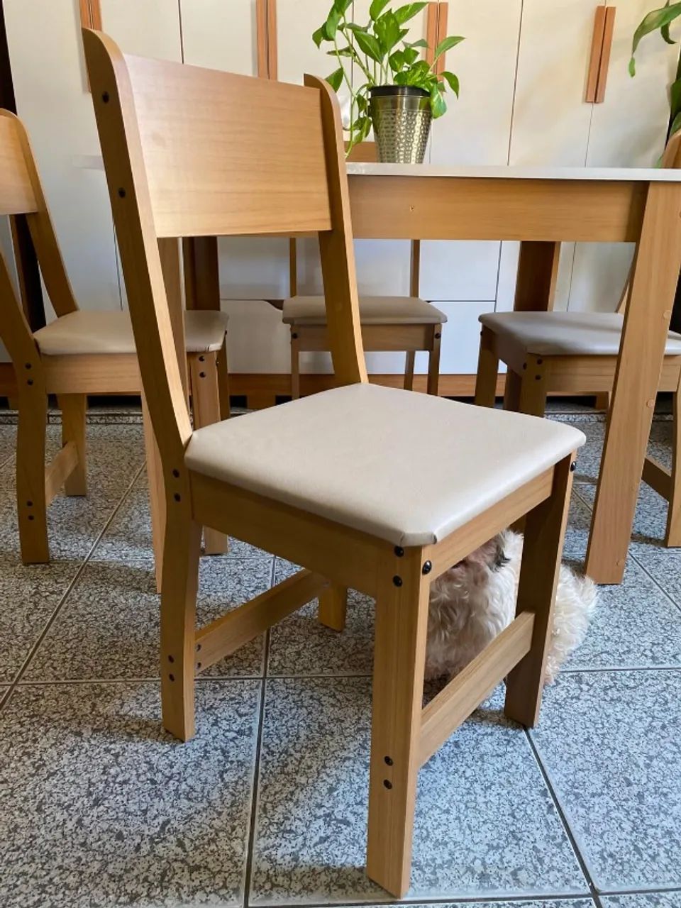 Jogo de Mesa com 4 Cadeiras Estofadas Nova - Foto 3