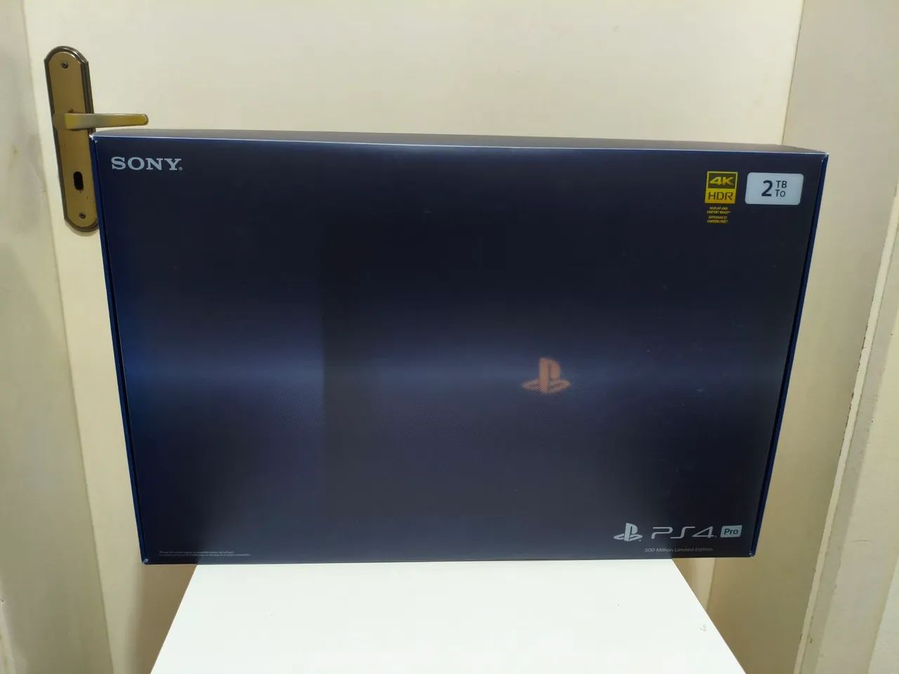 PlayStation 4 Pro 2TB 500 Million Edition - Edição Limitada Colecionador N° 38941/50000  - Foto 6