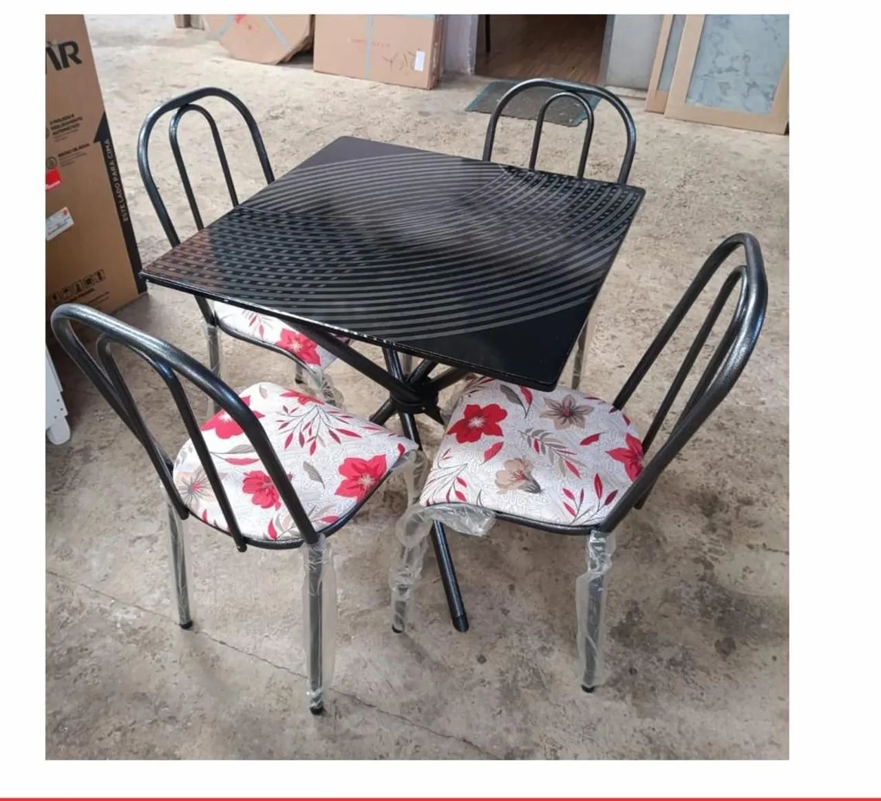 MESA 4 CADEIRAS 