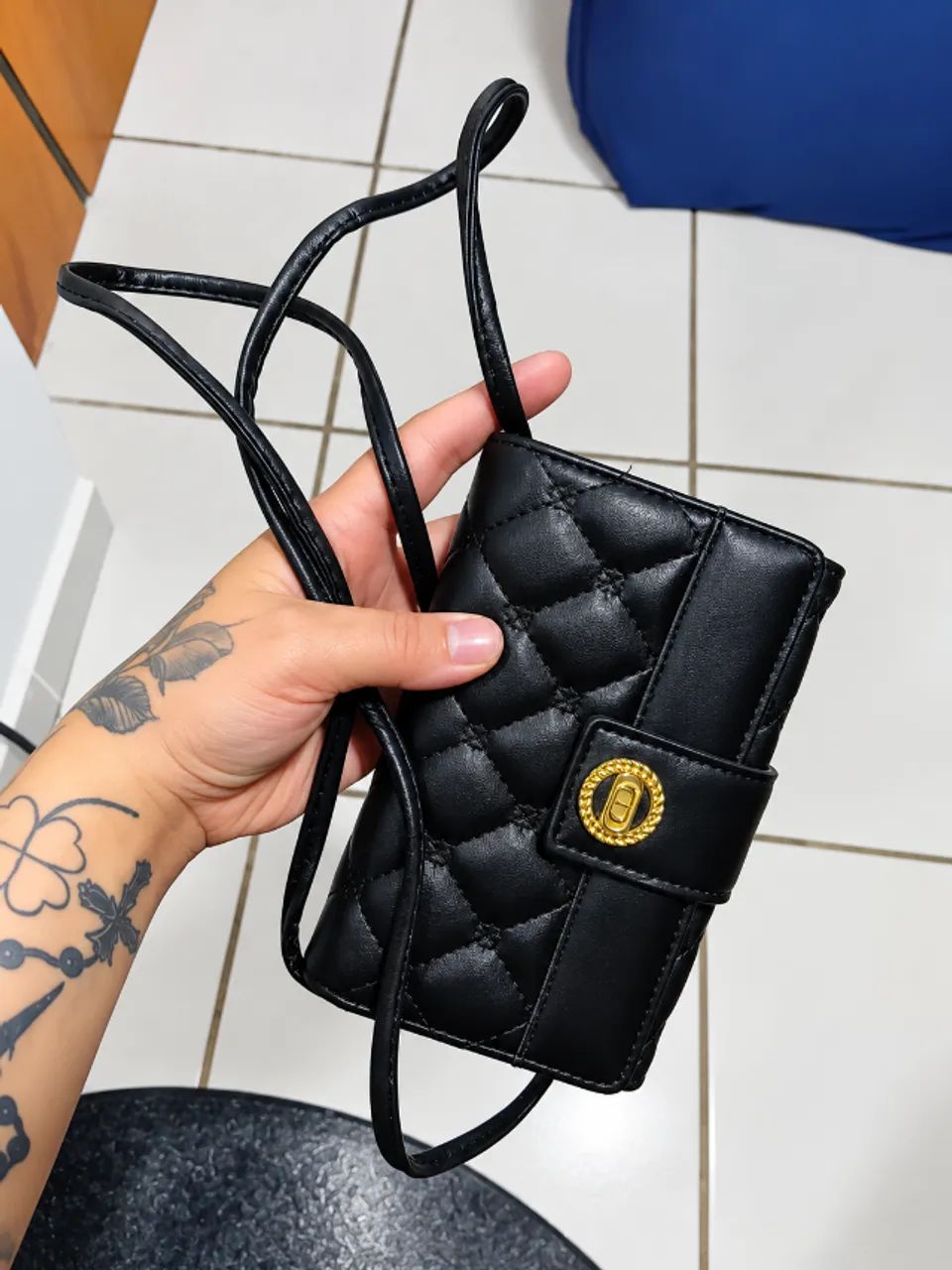 ? Bolsa Feminina Preta Matelassê com Alça Transversal - Foto 3