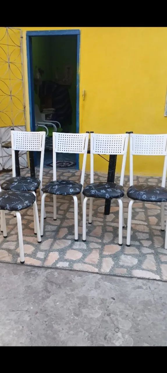 Mesa envelopada com 6cadeiras de ferro sem ferrugem conservada  - Foto 2