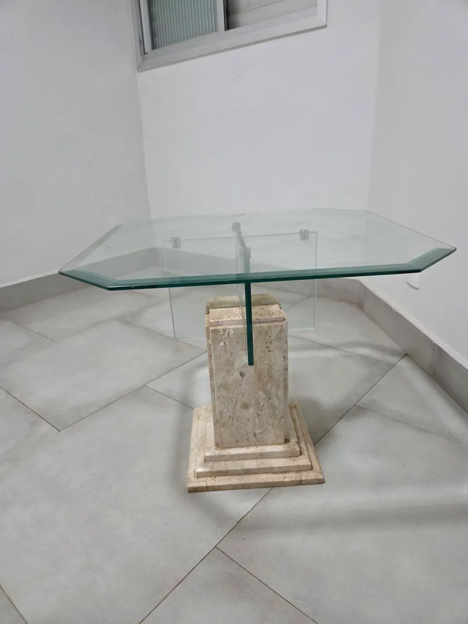 Mesa de Centro Quadrada com Tampo de Vidro e Base em Pedra Natural - Foto 2