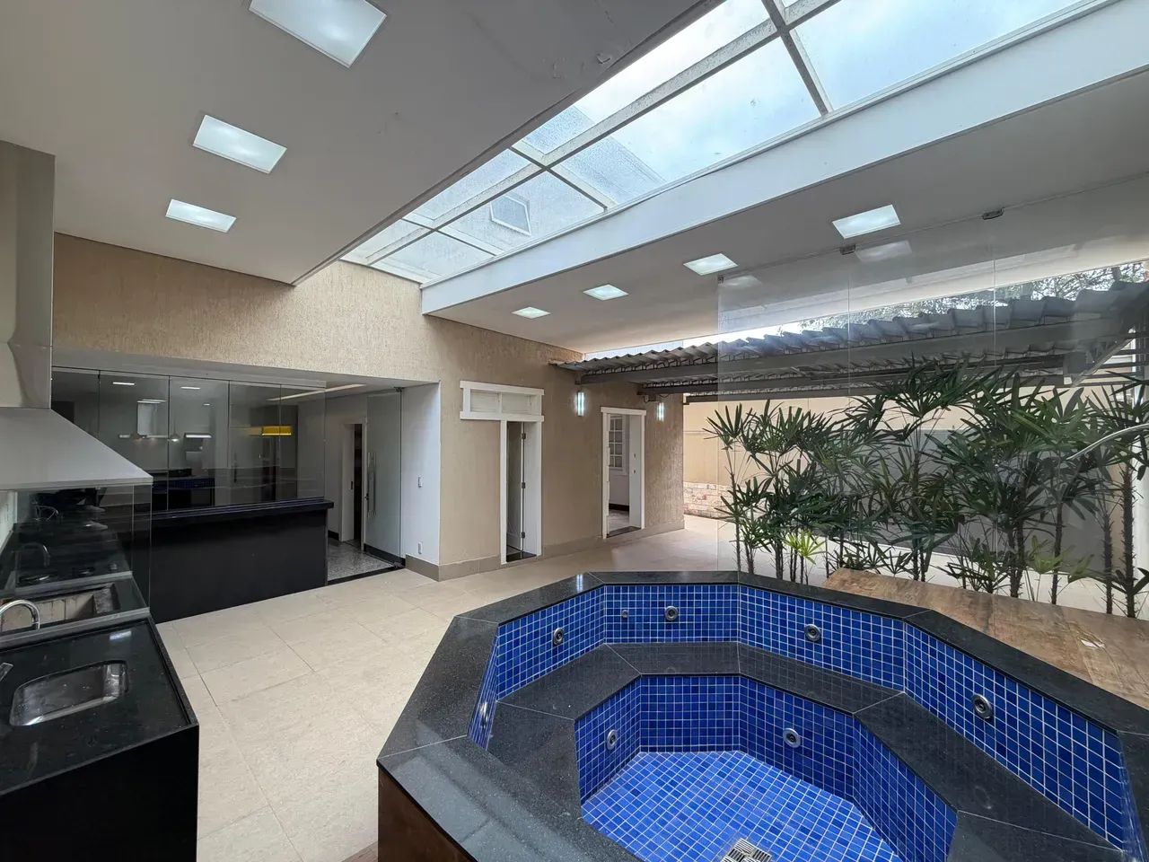Casa com 5 quartos sendo 2 suítes e 1 suíte master 4 banheiros 5 vagas