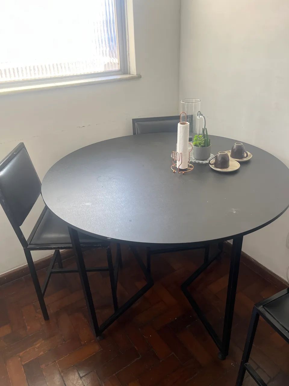 Mesa redonda em estilo industrial