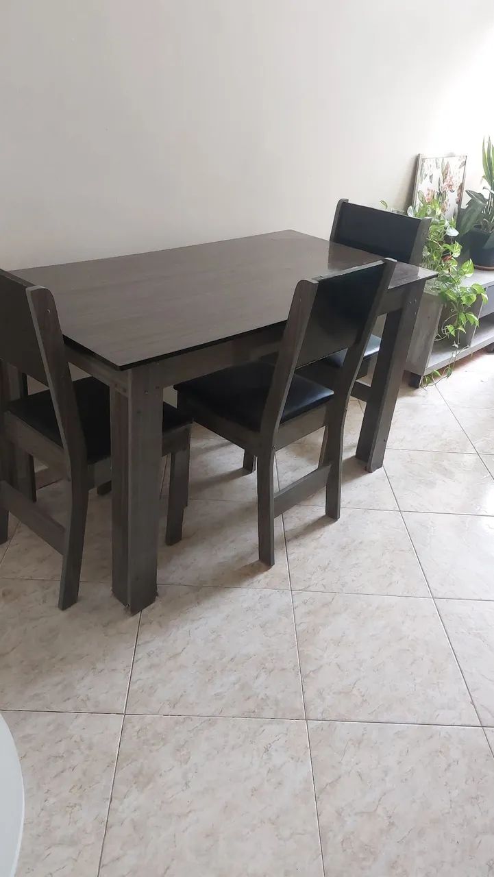 Mesa com quatro cadeiras 