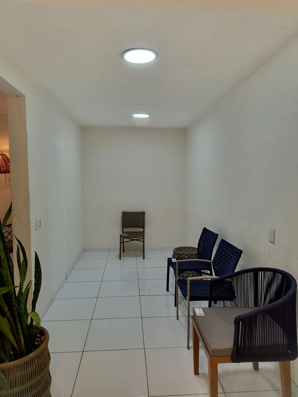 Lojas comercias com dois ambientes, banheiro, amplo estacionamento,