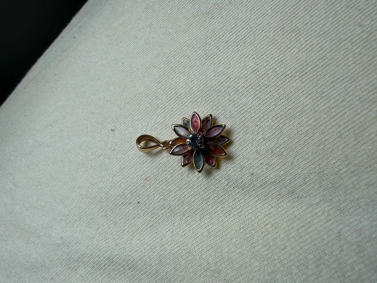 Pingente de ouro com pedras