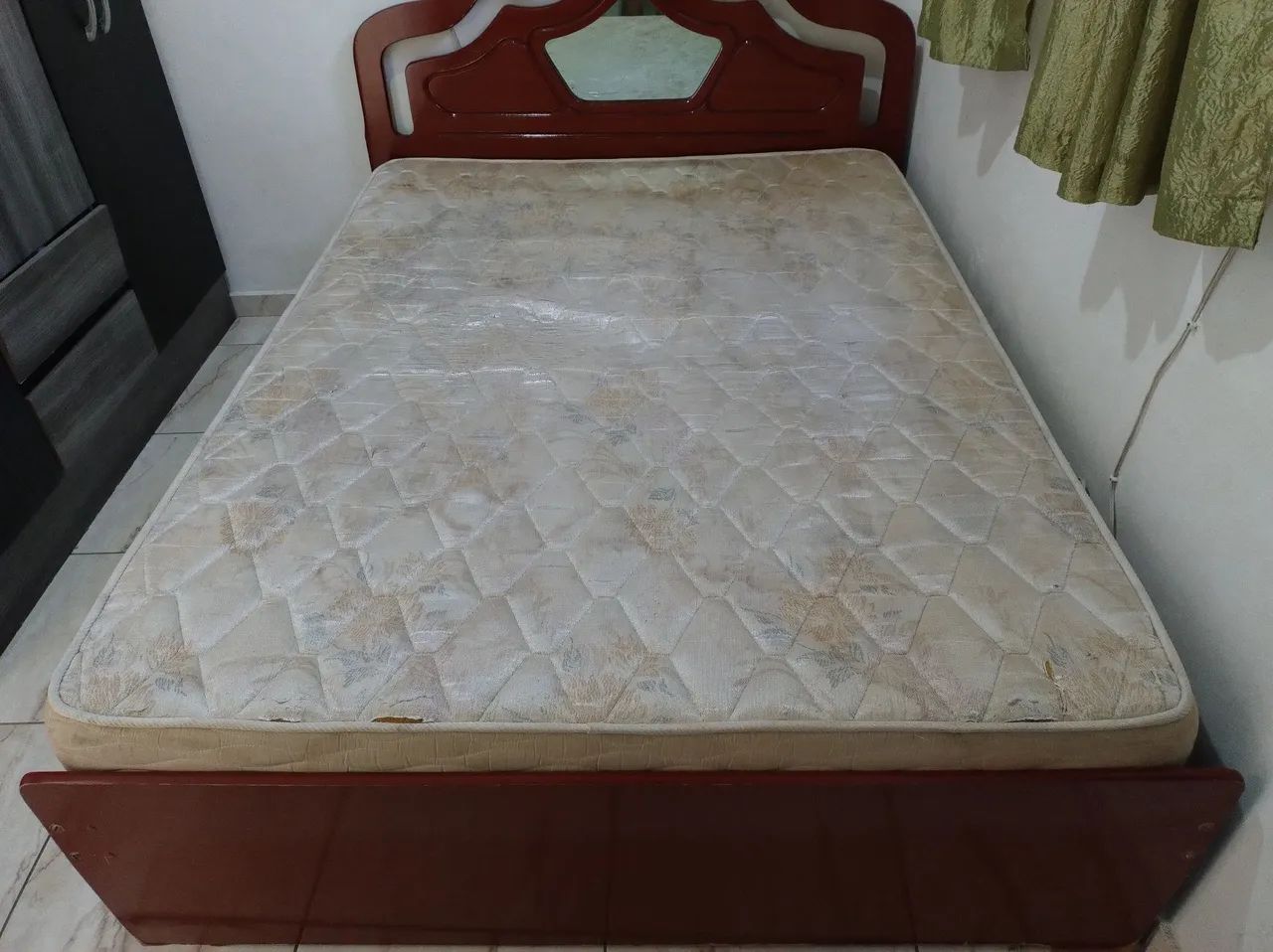 Cama de casal com espelho em madeira maciça - Foto 4