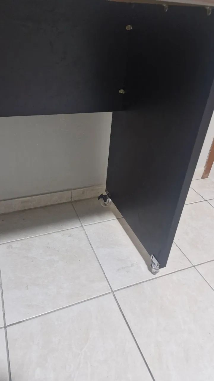 Escrivaninha com suporte monitor articulado e torre de tomada e cadeira. - Foto 2