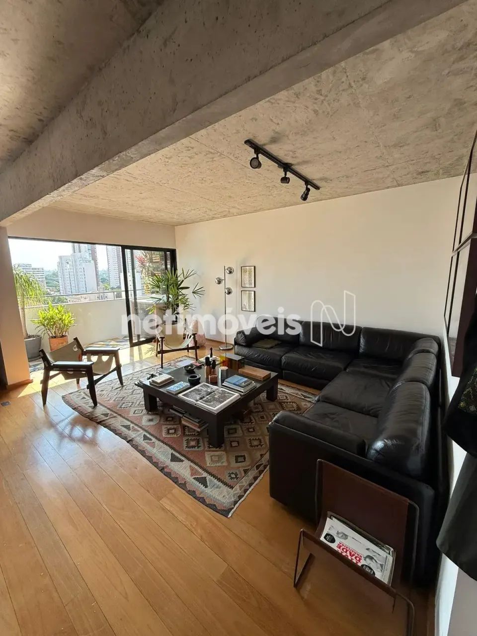 Apartamento reformado e iluminado em baixo pinheiros
