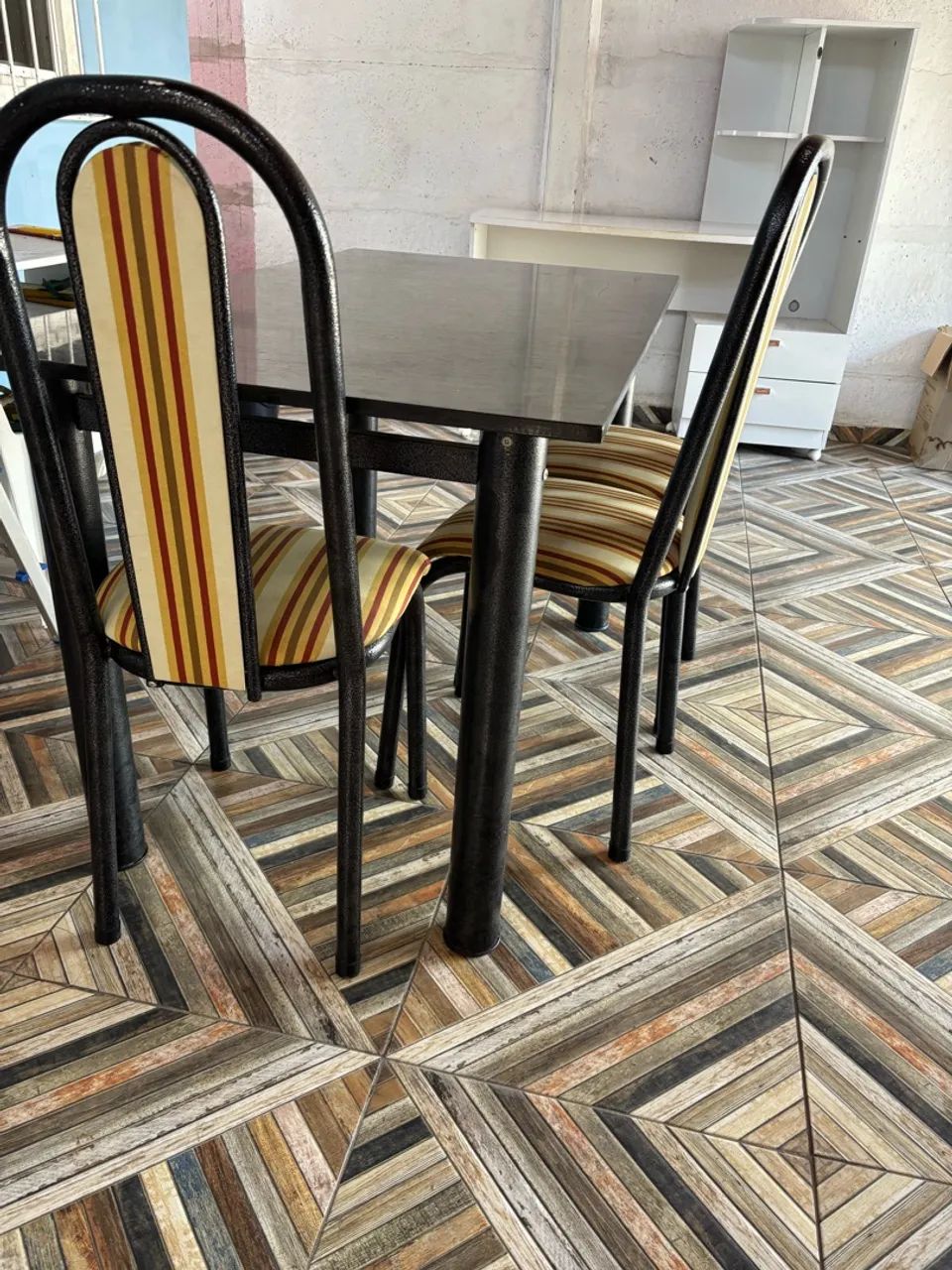 Mesa com 6 cadeiras em excelente estado