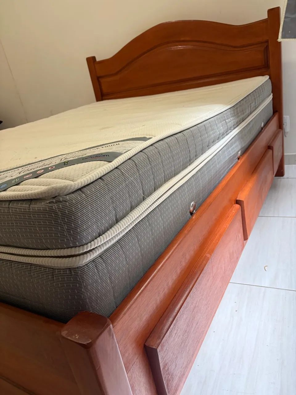 Cama de madeira com colchão e 6 gavetas ( semi nova  - Foto 4