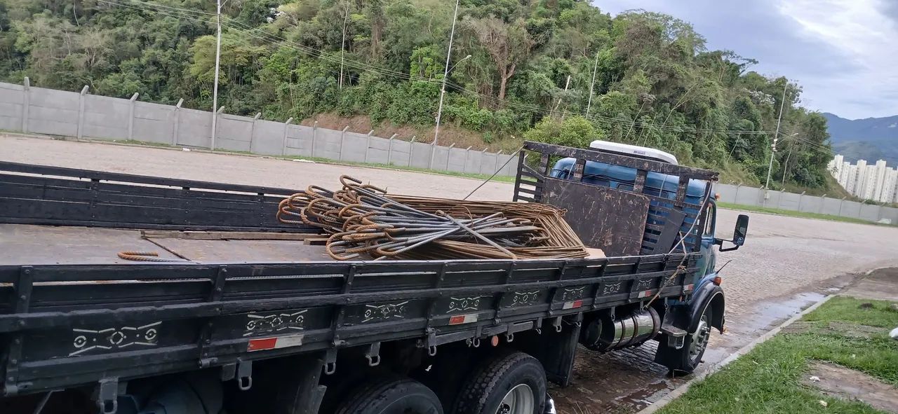 Vendo carroceria de caminhão truck 7.80 conpri 2.45 largura 5 mil reais aceito ofertas  - Foto 2