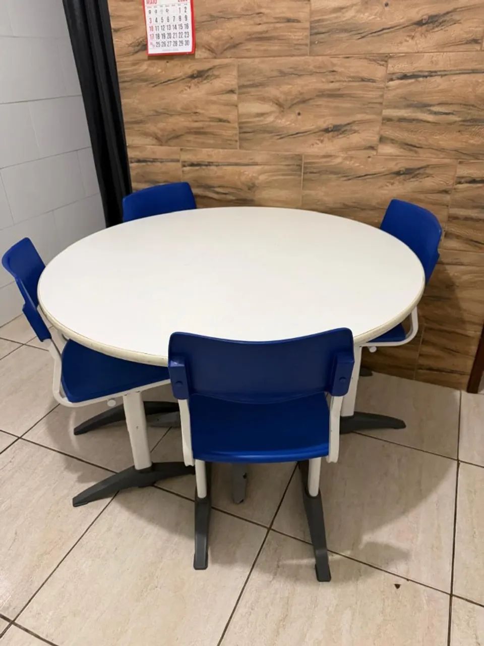 Conjunto Mesa redonda e 04 cadeiras  - Foto 2