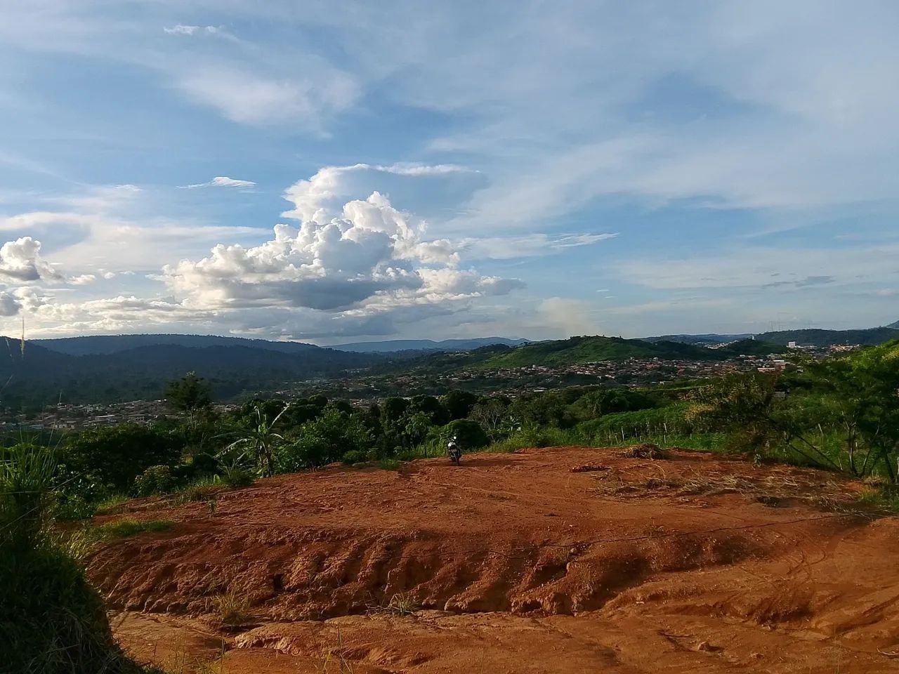 Vendo lote, 20 de frente, com 36 de fundo 