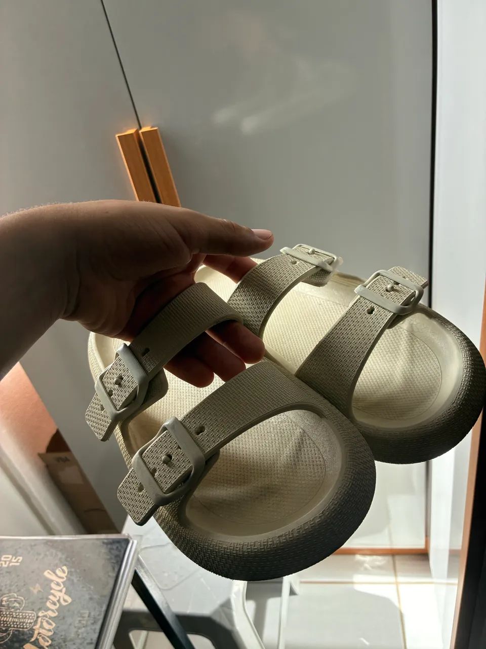 Chinelo bege