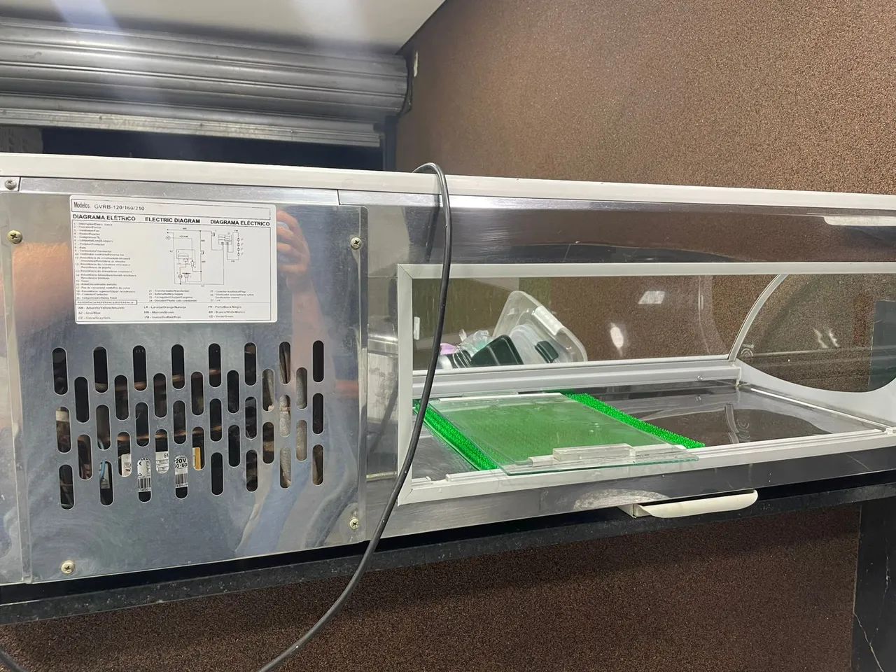 Vende-se vitrine fria para colocar peixe semi nova 