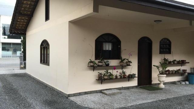 Linda casa no bairro iririú | 01 suíte + 02 dormitórios | averbada - Foto 2