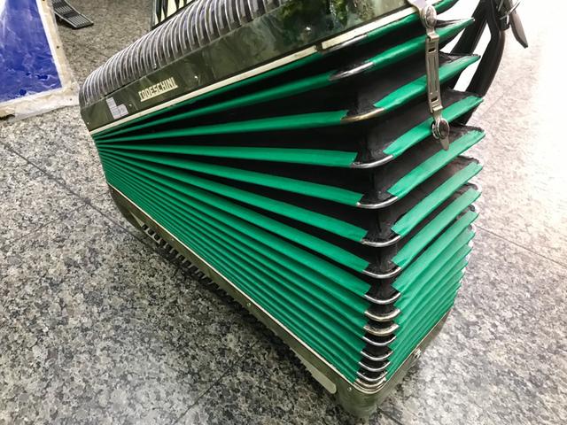 Acordeon / sanfona todeschini 120 baixos dente de coelho - Foto 4