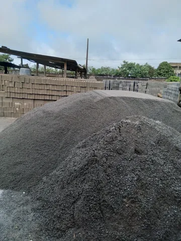Caçamba de areia e brita e Blocos de concreto