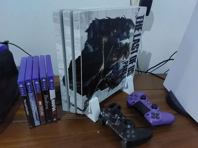 Duas caixas de PS4 pro branco e preto