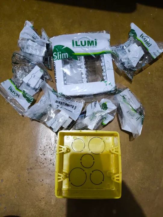 Placa 4x4 Mais 6 Interruptores Ilumi Slim Alto Padrão + caixa amarela