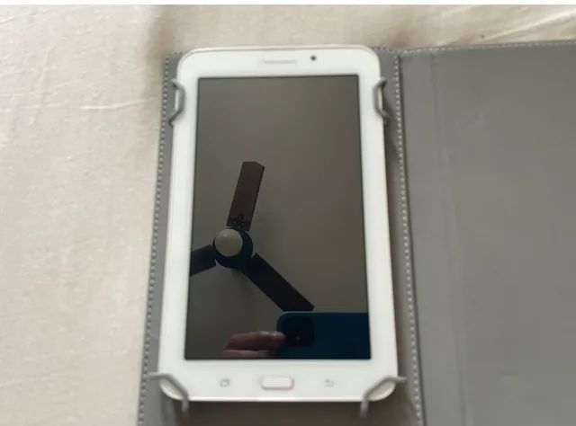 Tablet Galaxy Tab E Samsung 8GB Tela de 7 Android 4.4 com WiFi E 3G