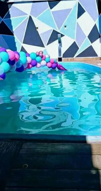 Estou vendendo piscina de fibra está muito conservada está top mais informações 