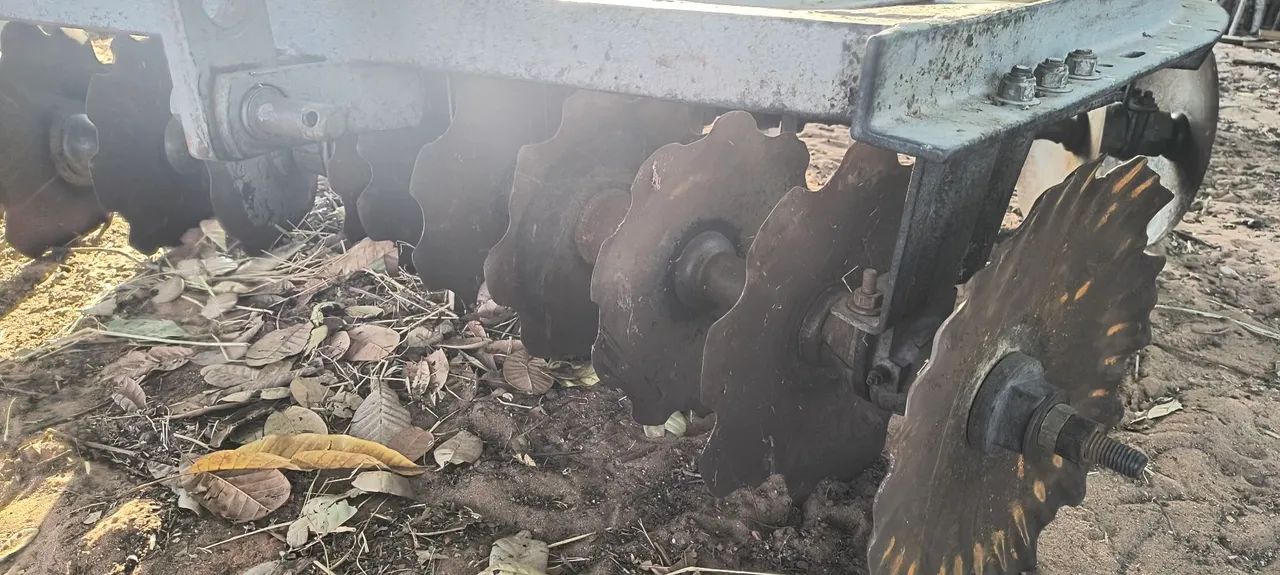 Vendo grade x 24 discos marca tatú - Foto 3