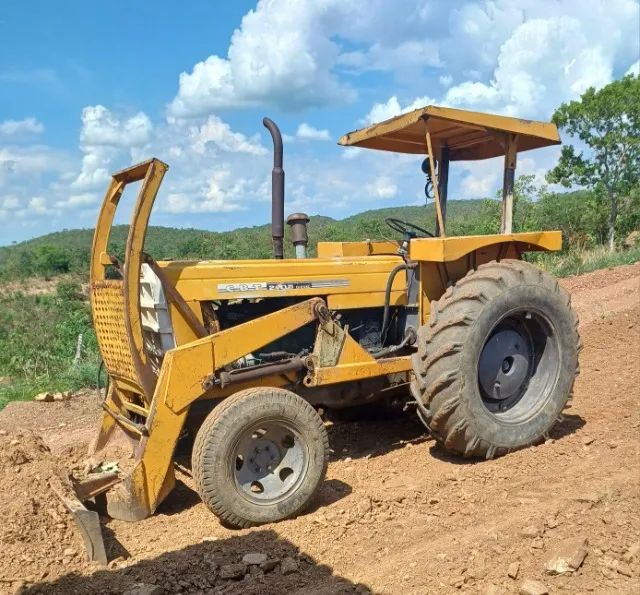 Trator CBT 2105 com lâmina 