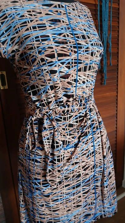 Vestido estampado azul e bege - Foto 3