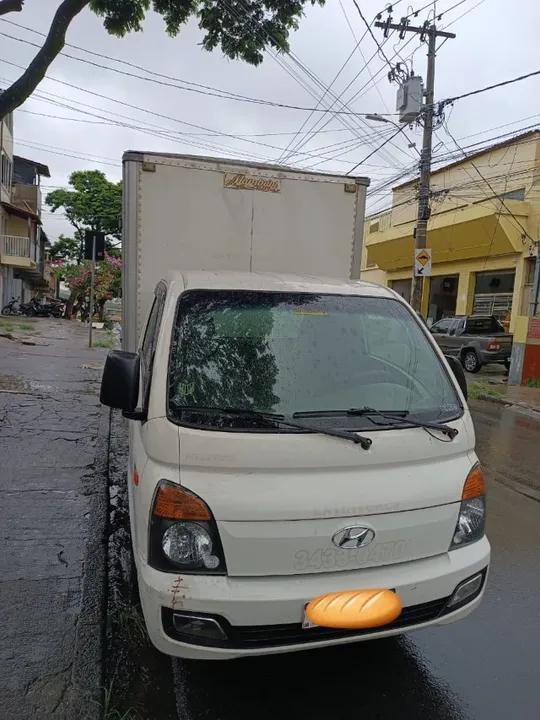 Caminhão HR com baú 2014 (Único dono)