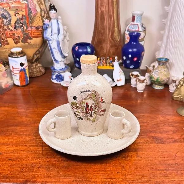 Licoreira e 2 canequinhas em cerâmica.