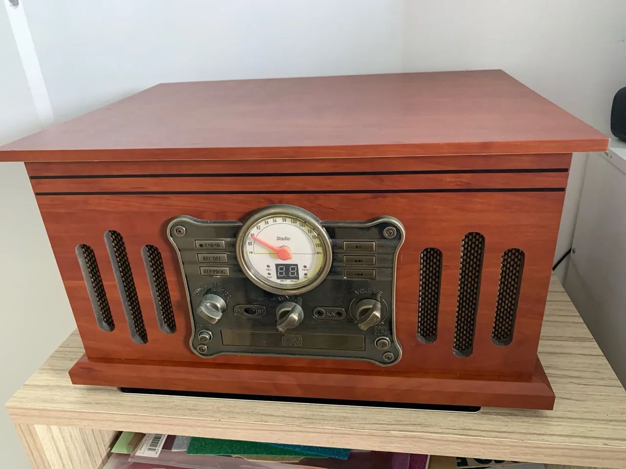 Aparelho de Som Vintage com Rádio e Leitor