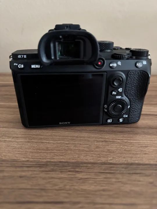 Câmera Sony Alpha 7 III + Carregador de bateria Câmara com 7 meses de uso e 7.200 cliques 
