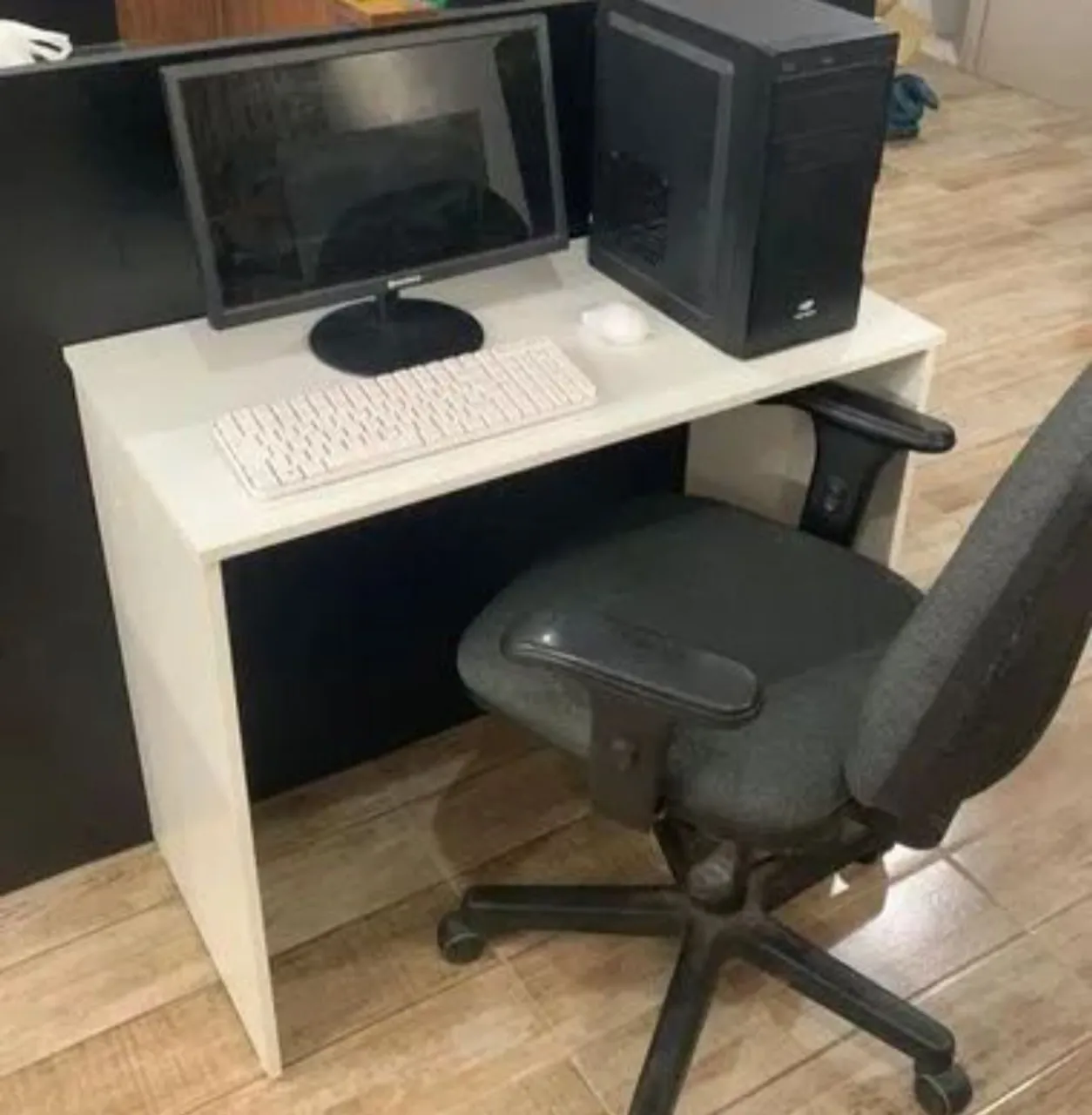 Mesa de escritório em mdf/cadeira nao inclusa