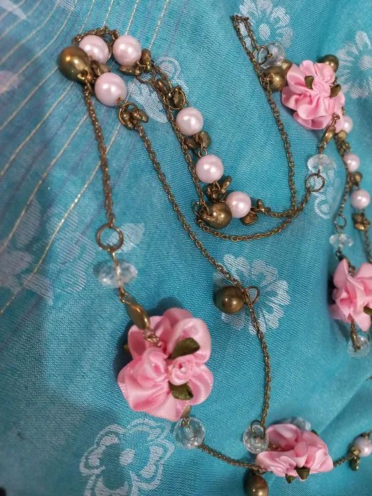 Cinto ou colar com flores  pérolas  - Foto 5